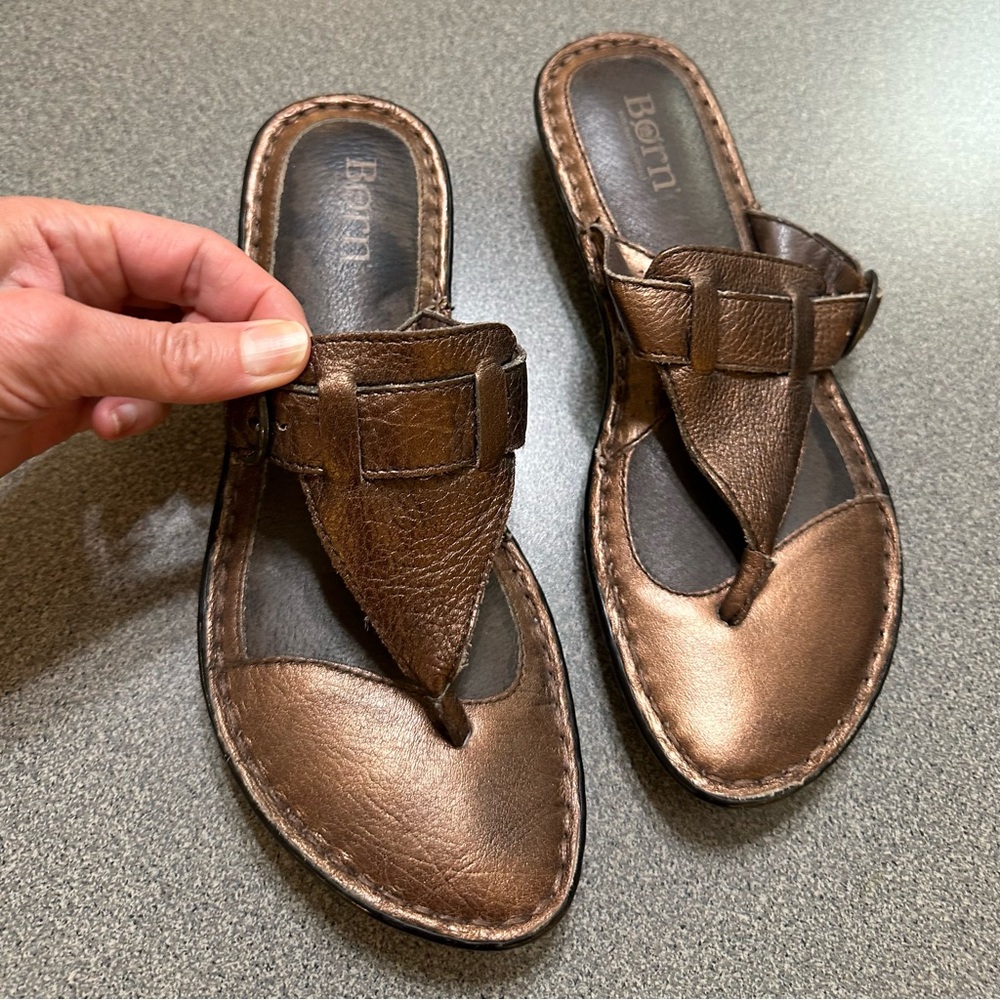 Børn EUC Bronze Leather Thong Sandals Size 7 / 38